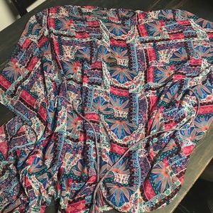 Light and breathable top with tie